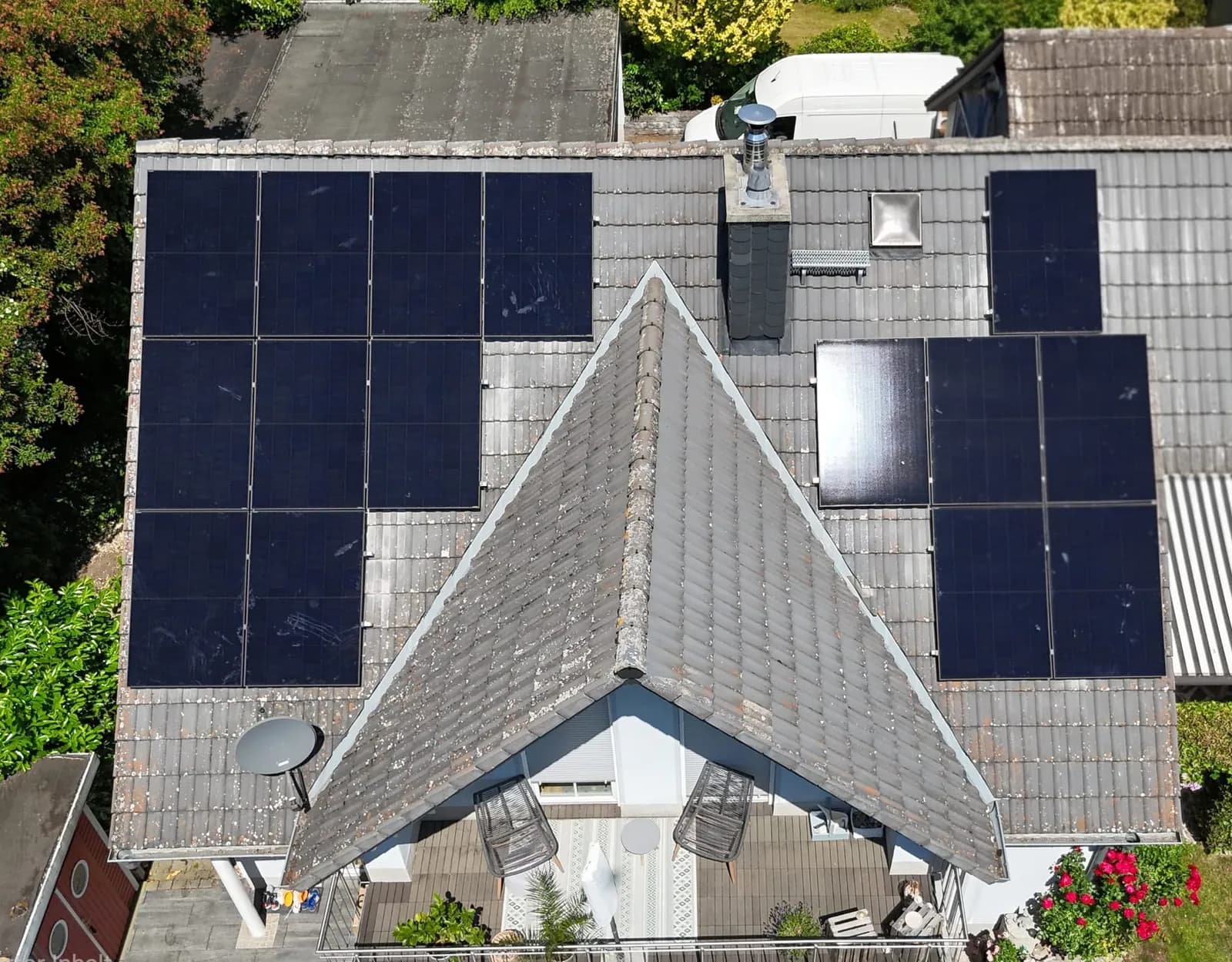 Satteldach mit Photovoltaikmodulen auf mehreren Teilflächen
