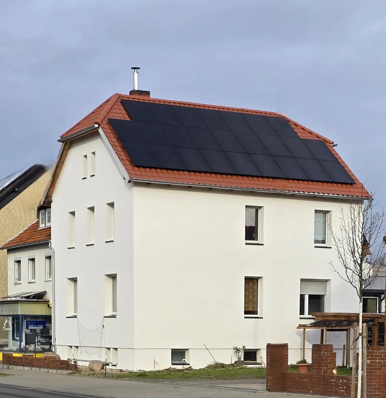 Mehrfamilienhaus mit Photovoltaikanlage auf dem Satteldach