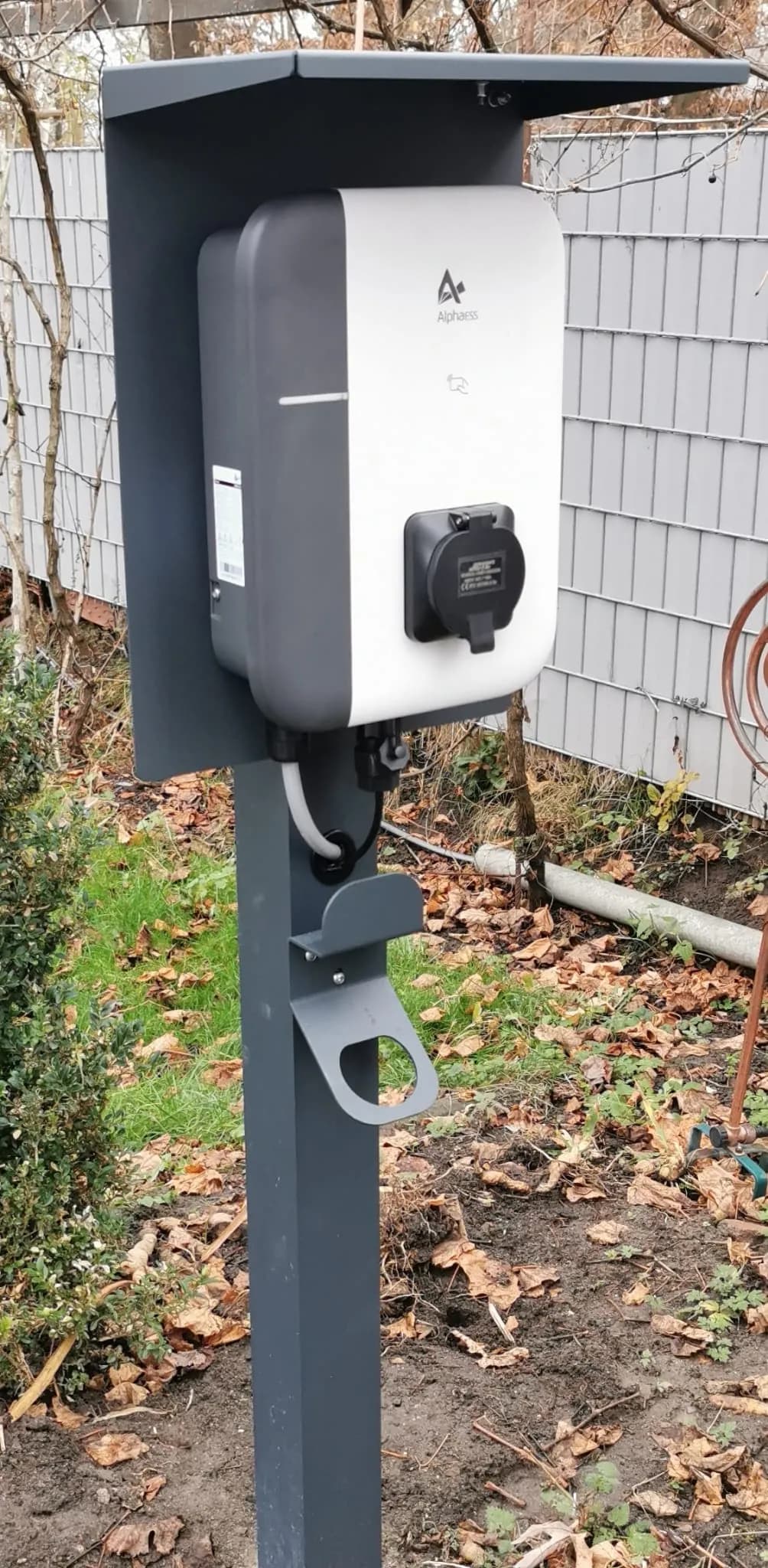 Wallbox auf einer Stele im Garten