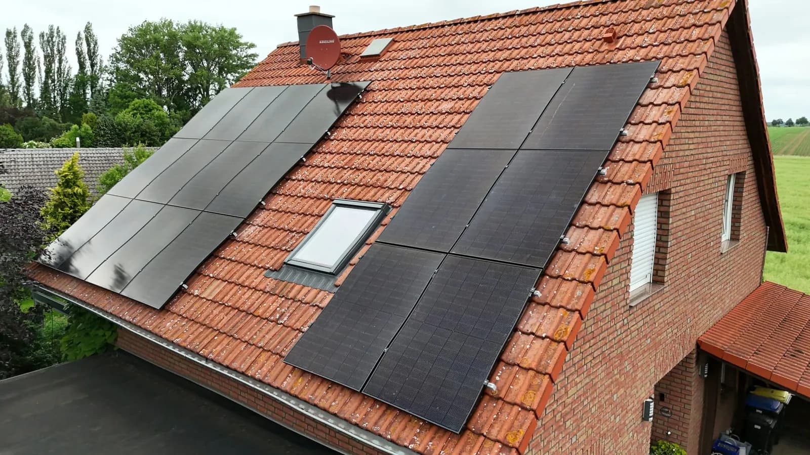 Photovoltaikmodule auf einem roten Ziegeldach