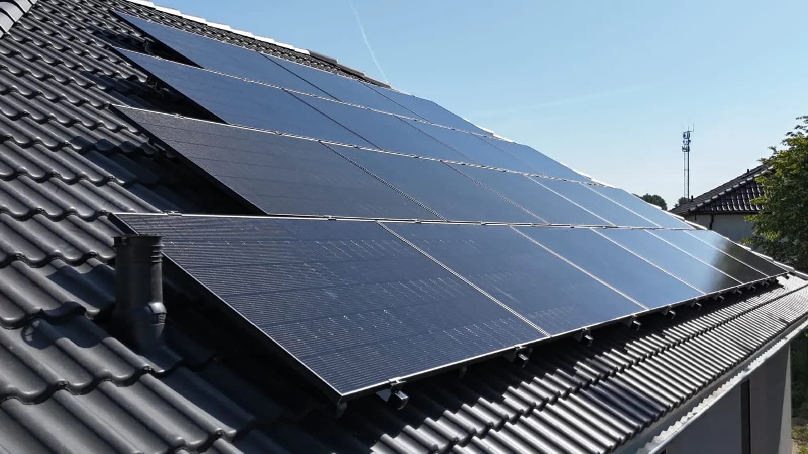 Nahaufnahme sauber verlegter Photovoltaikmodule